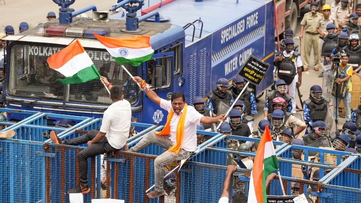 https://www.salarnews.in/public/uploads/images/newsimages/maannewsimage09082025_164007_RG Kar protest.jpg
